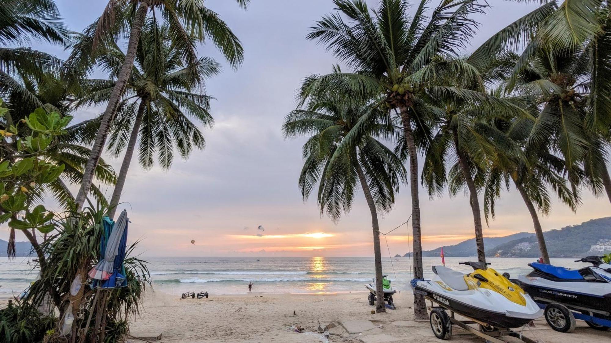 Heaven House Restro & Bar Hotel Patong Ngoại thất bức ảnh