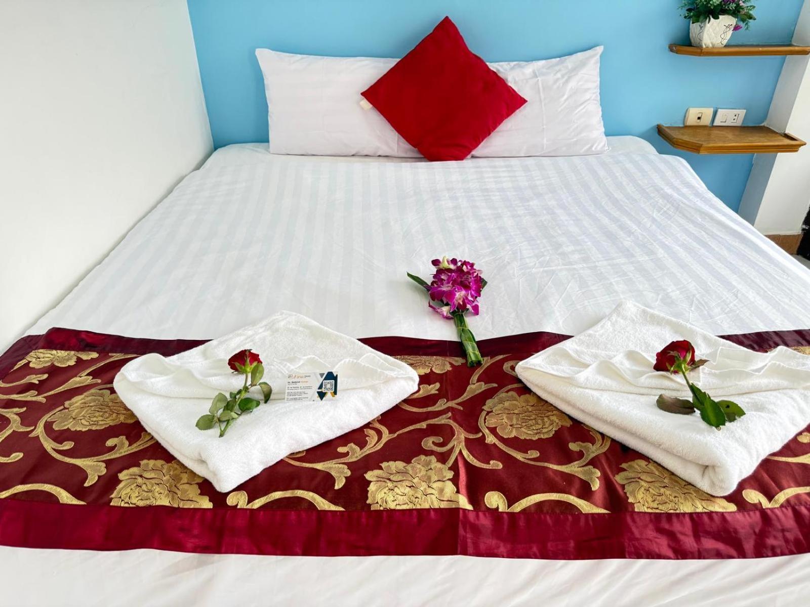 Heaven House Restro & Bar Hotel Patong Ngoại thất bức ảnh